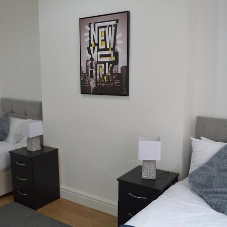 Beautiful Two-Bed Apartment With Driveway Parking Nottingham Exterior foto