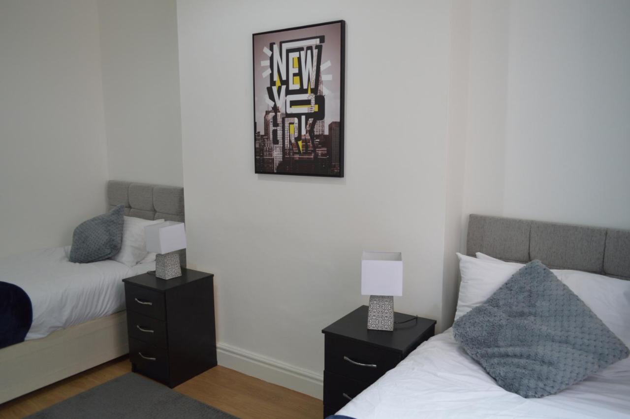 Beautiful Two-Bed Apartment With Driveway Parking Nottingham Exterior foto