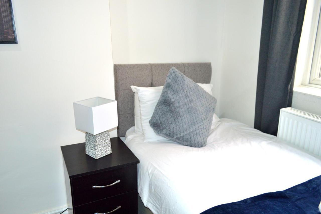 Beautiful Two-Bed Apartment With Driveway Parking Nottingham Exterior foto